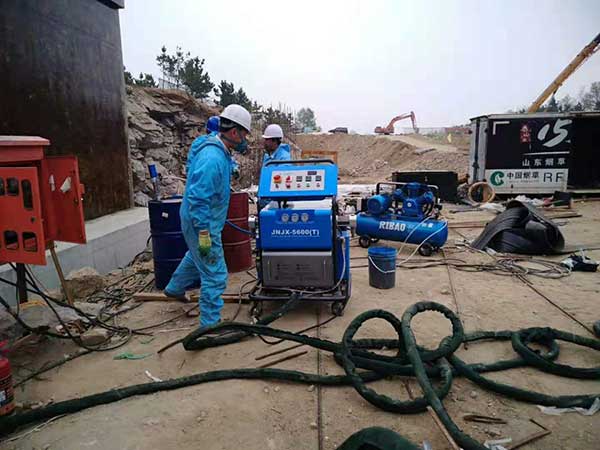 聚脲噴涂機H5600(T)型(圖2) 聚脲噴涂機H5600(T)噴涂測試