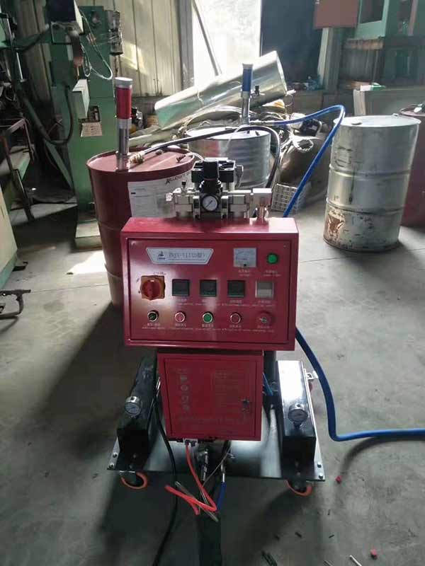 聚氨酯發泡機原料輸出量可以提高到多少公斤?(圖1) 不銹鋼保溫桶聚氨酯發泡機施工